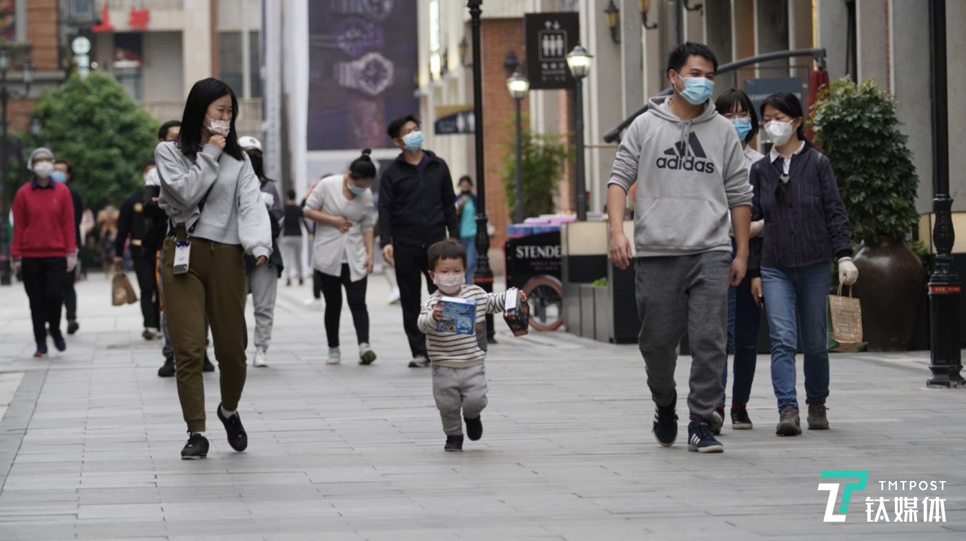 武汉汉街的市民多了起来